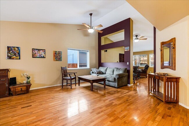 Building Photo - 3bed/2bath Furnished Mid-Term Single Level...