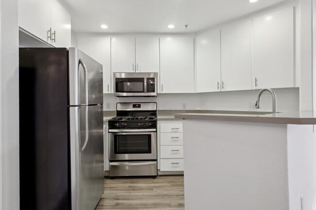 Interior Photo - 114 North Doheny Drive