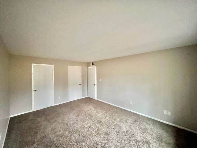 Foto del edificio - Spacious 2-Bedroom Apartment for Rent in Chesterton – Prime Location and Comfort