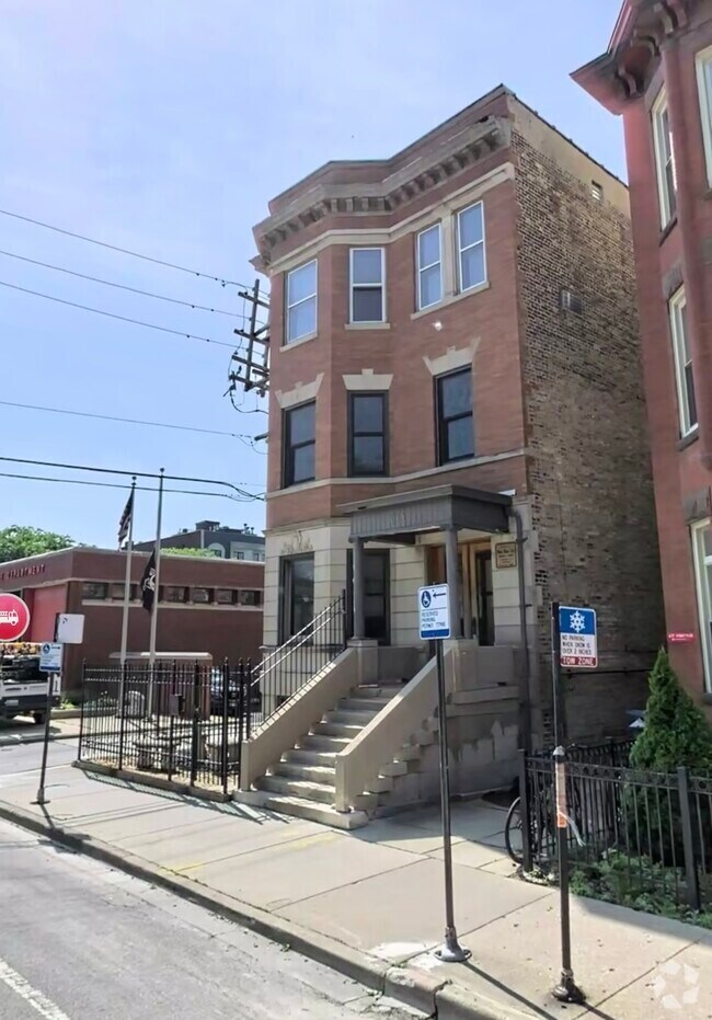 Building Photo - 615 W Armitage Ave