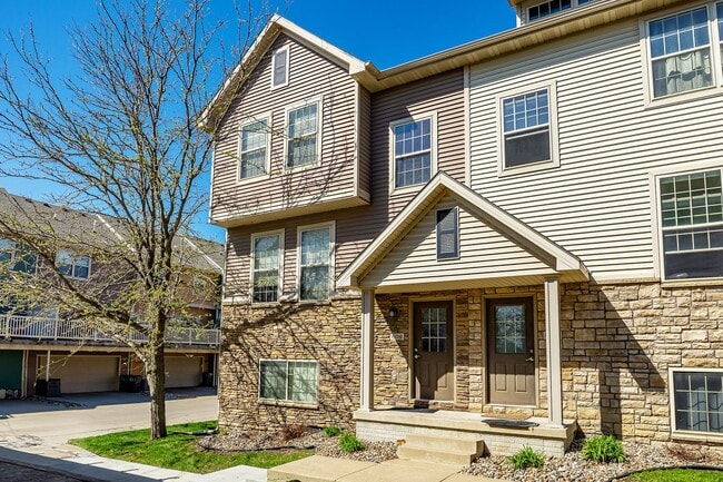 Foto del edificio - JOHNSTON SCHOOLS!! 3 Bed 2.5 Bath Townhome in Grimes