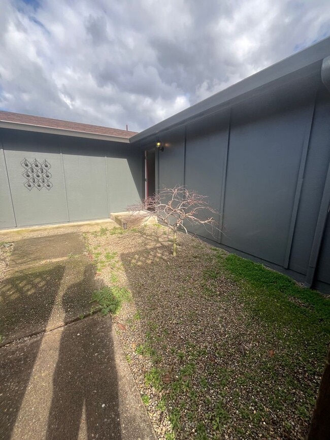 Building Photo - 2-bedroom 1-bathroom Hayden Bridge Duplex