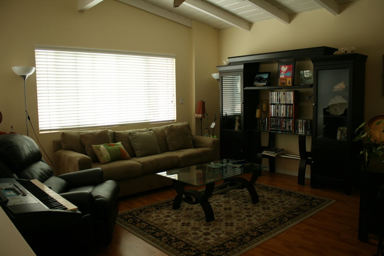 sala familiar con muebles - 5339 Newcastle Ave