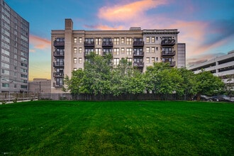 Building Photo - 811 W Eastwood Ave