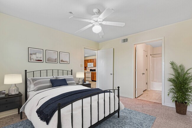 Apartamentos Cypress Bend - Dormitorio preparado (1) - Cypress Bend Apartments