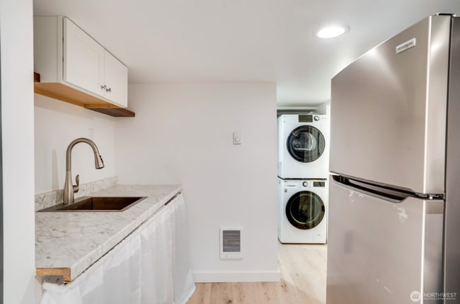 Building Photo - Private Property 2 BD, 2 BATH House!