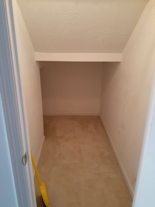 Building Photo - Spacious 3 bedroom 2 bath townhouse