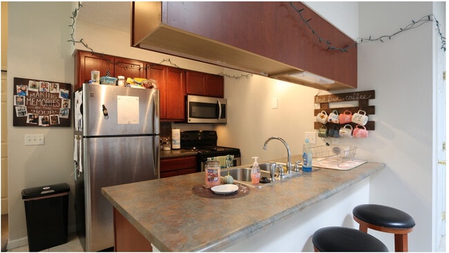 Apt 2 Kitchen - Phoenix on Court
