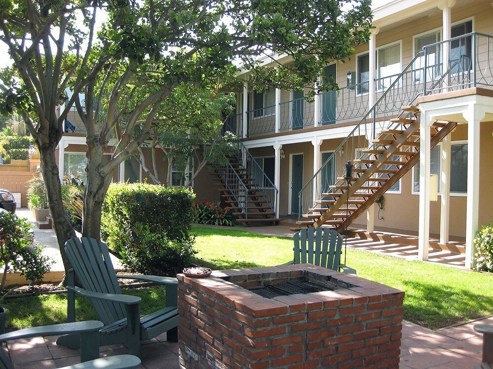 BBQ Area in Grass - 1739 Sunset Cliffs Blvd