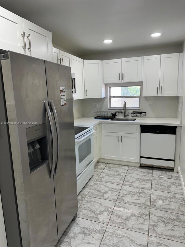 Building Photo - 8970 S Hollybrook Blvd