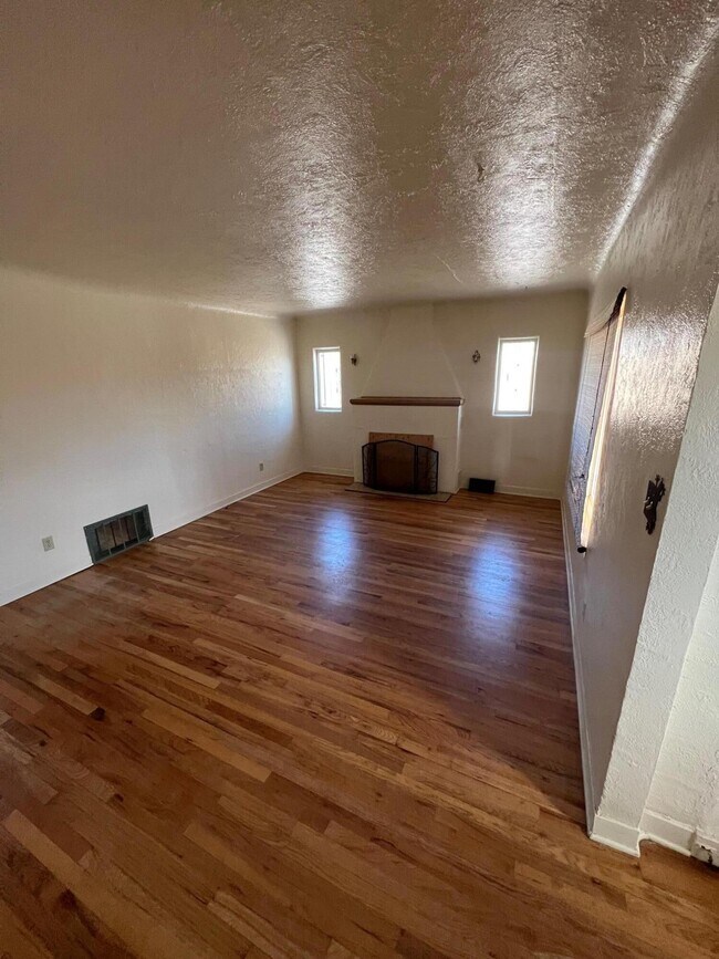 Building Photo - 1145 Girard Blvd NE