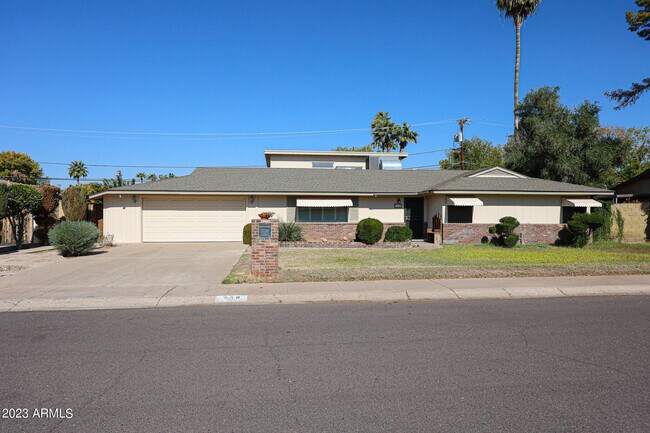 Building Photo - 330 W Diana Ave