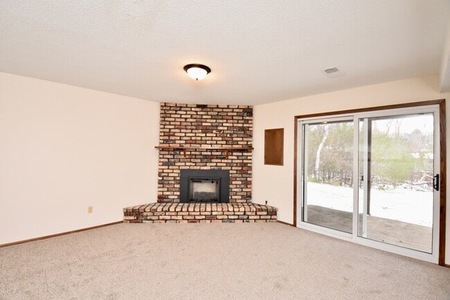 Building Photo - Available November 1st - updated 3 bed, 2....