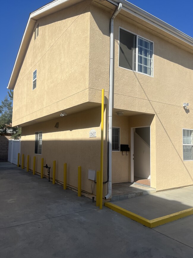 Building Photo - 12627 Oxnard St