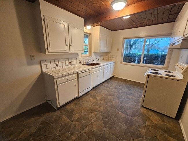 Foto del edificio - Spacious 4 Bedroom 2 Bath Home WITH BONUS ...