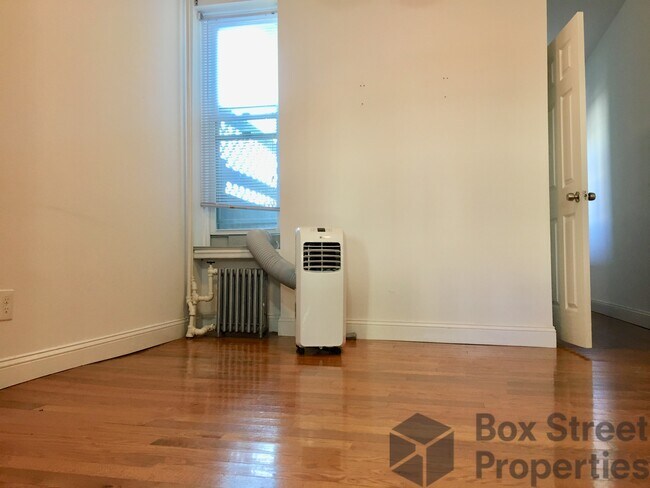 Foto del edificio - 67-05 64th Pl
