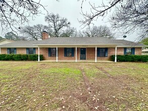 Building Photo - 3245 Leaning Oaks