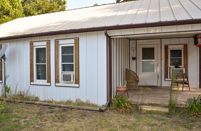 Building Photo - Cozy quiet 2 bedroom 1 bath Sunset TX