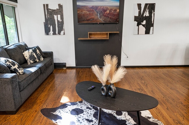 Foto del edificio - 108 Helms Hill Rd