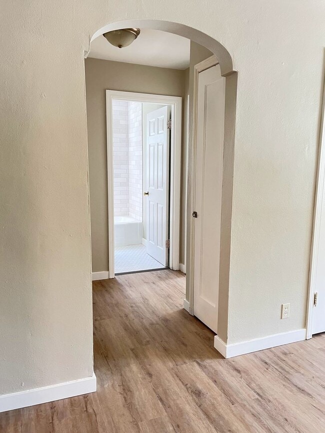 Building Photo - Charming 2 bedroom home, garage parking!
