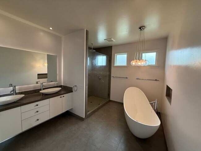 Foto del edificio - Stunning 4 Bed / 3 Bath Pacific Beach Home...