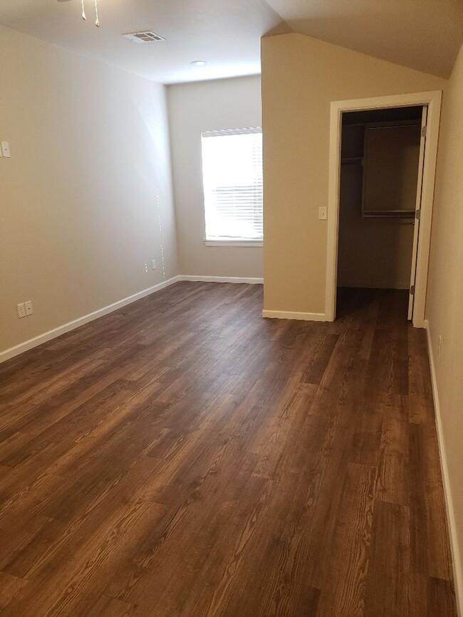 Building Photo - $500 OFF 1ST MONTH RENT