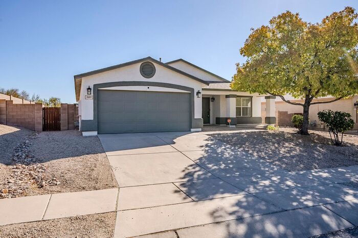 Primary Photo - Bright & Spacious 3-Bed Oasis with Pool in...