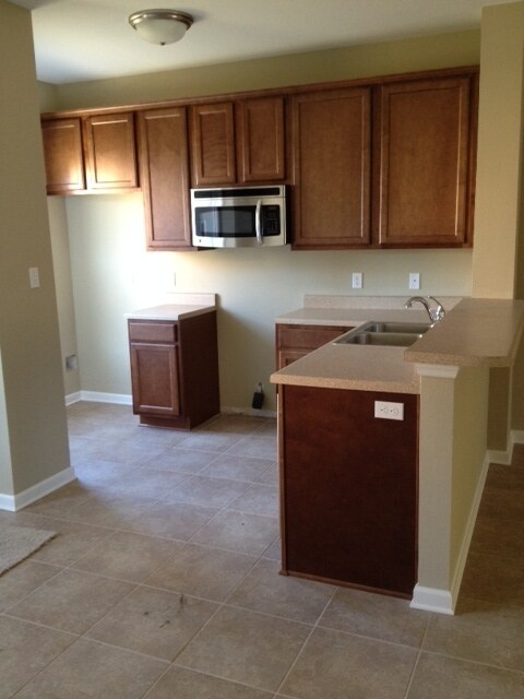 Building Photo - Townhouse for Rent in Old Courthouse Square