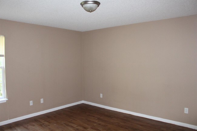 Building Photo - 2533 Hilltop Dr