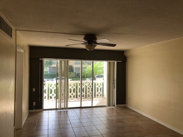 living room - 1100 N Shore Dr NE