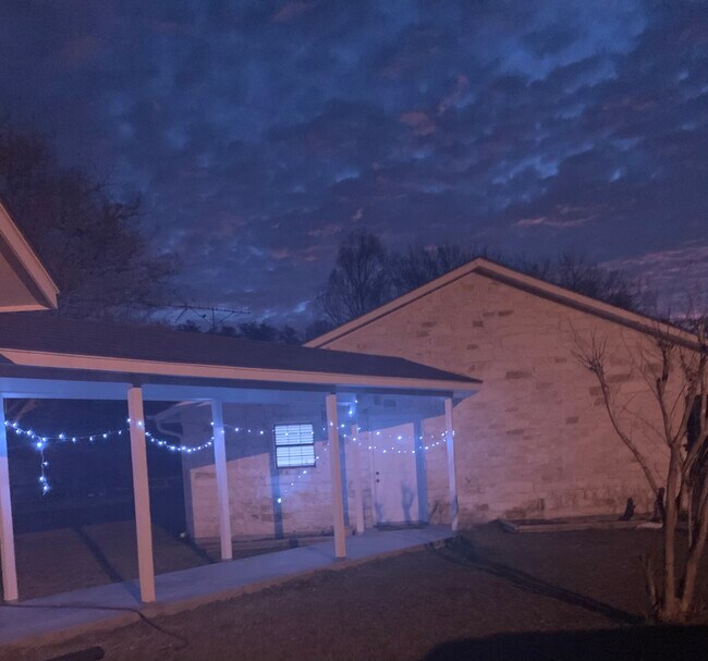 Foto del edificio - 612 Davies Rd