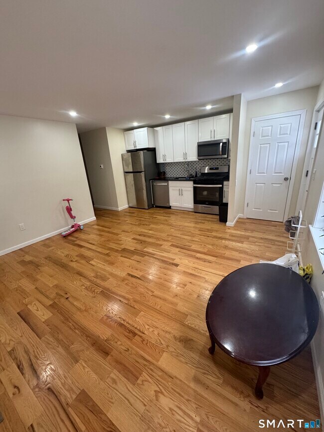 Foto del edificio - 695 Shelton St