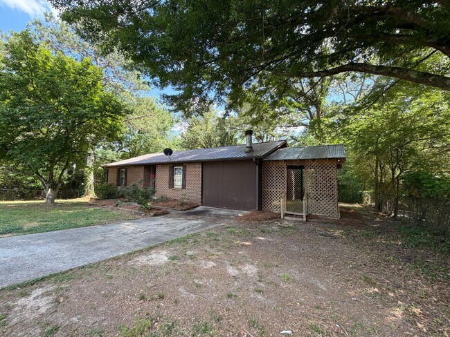 Foto del edificio - Nice 3/1.5 House in Silver Creek- $1,295