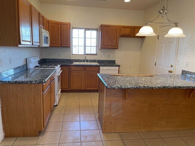 Foto del edificio - Spacious 3-Bedroom Home With RV Parking       MOVE IN SPECIAL!