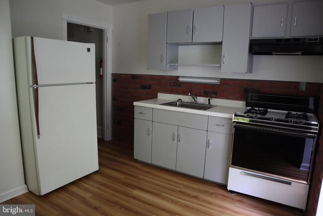 Building Photo - 208 Linden Ave