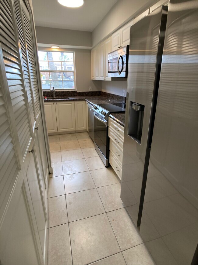 Foto del edificio - 413 N Cypress Dr