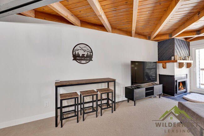 Building Photo - Gorgeous Remodeled Treehouse 2 Bed with Mo...