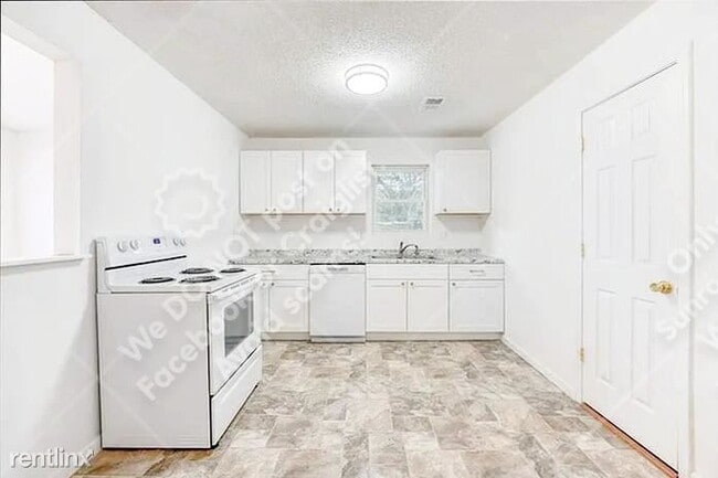 Building Photo - 4 br, 2 bath House - 1367 Railroad Ave
