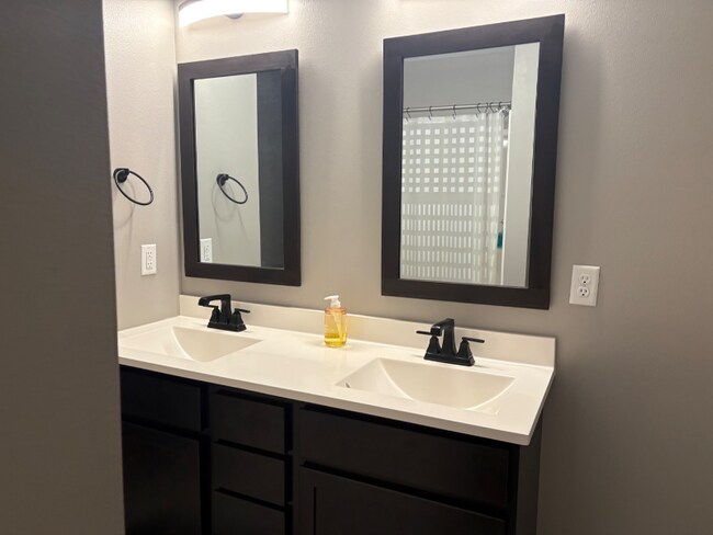 Foto del edificio - 1304 Legend Dr