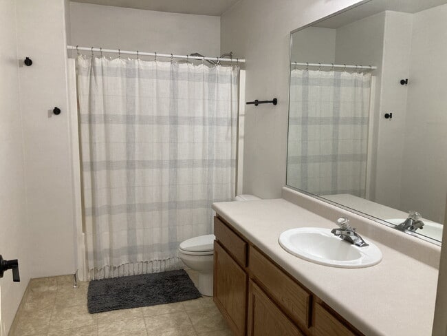 Foto del edificio - "2-Bedroom Townhouse with 2 Full Baths in ...