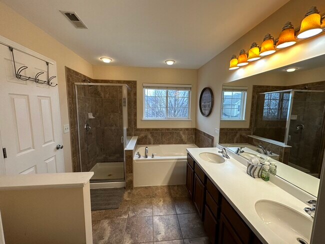 Building Photo - 718 S Jade Ln