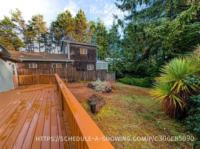 Building Photo - 3040 SE Dune Ave
