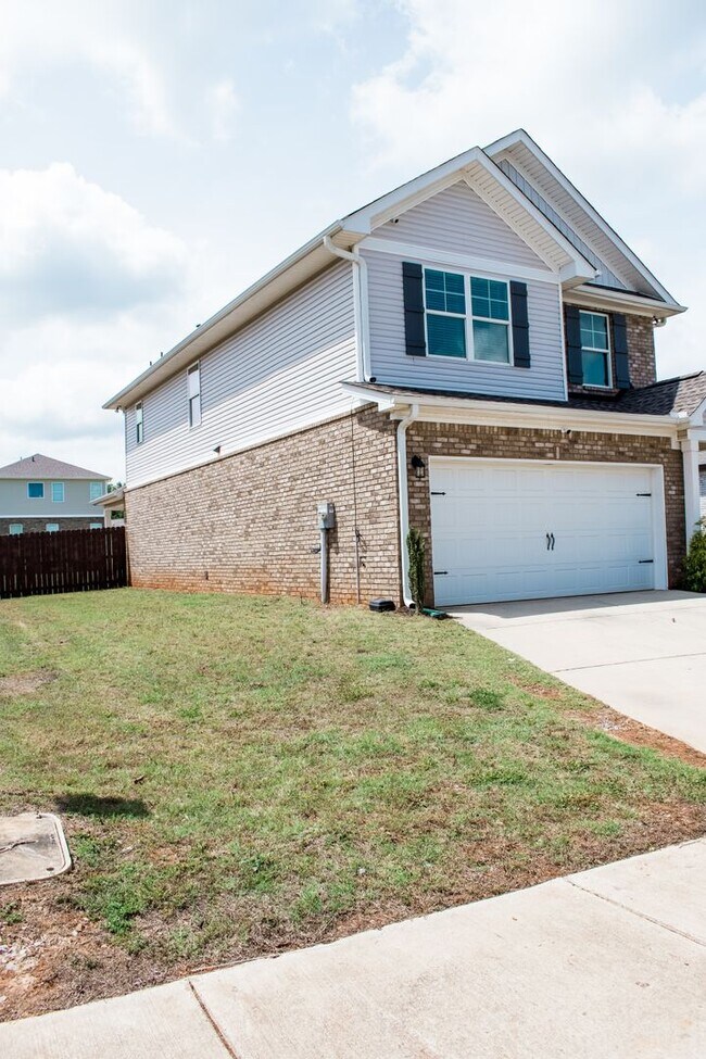Building Photo - Spacious 3-Bedroom Home with Loft – Minute...