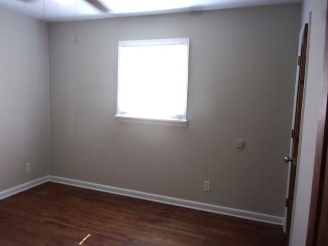 Building Photo - Recently Refreshed 2 Bedroom 1 Bath Home Minutes from Uptown Charlotte