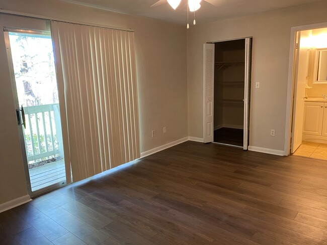 Building Photo - 3/2.5 Recently updated townhouse close to ...