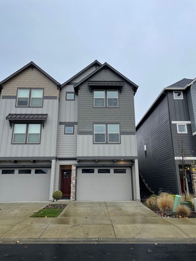 Building Photo - LUXURY 4 BD TOWNHOME! GATED PARKER VILLAGE...