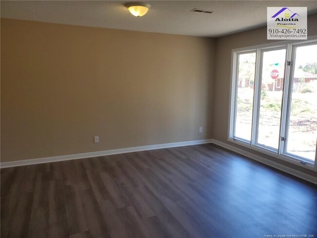 Foto del edificio - 300 Rodie Ave