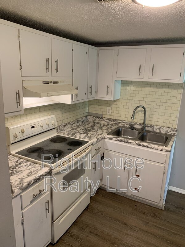 Foto del edificio - 2430 Tanglewood St