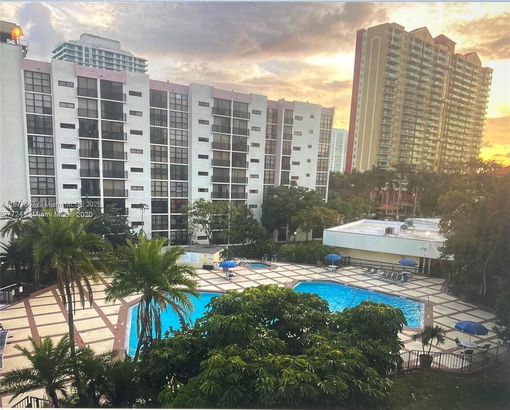 Foto principal - 17011 N Bay Rd