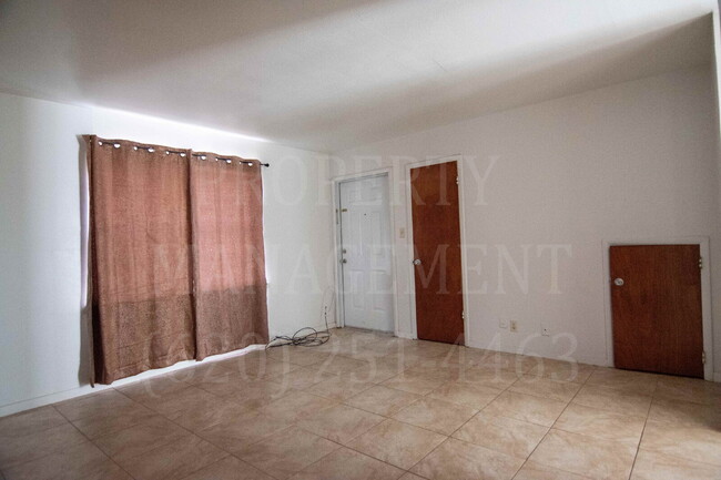 Building Photo - 2 Bedroom 1 Bath Clean Apt.
